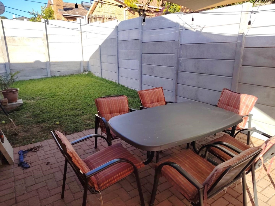 To Let 3 Bedroom Property for Rent in Protea Heights Western Cape